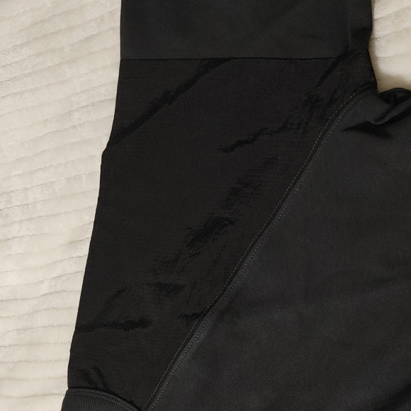 Gap girls black sweater size XXL 14-26. - Picture 6 of 8